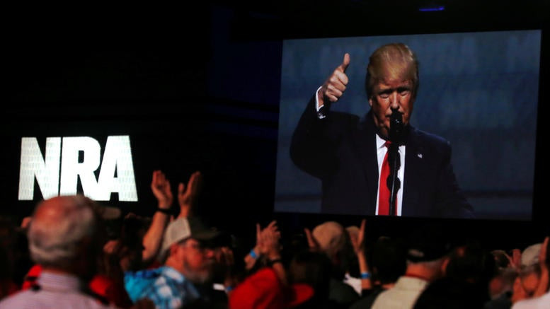 N.Τραμπ: Οσοι κατέχουν όπλα νόμιμα, έχουν ένα φίλο στο Λευκό Οίκο